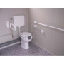 Sanitaire PMR raccordable neuf avec WC PMR, Lavabo PMR, WC et Lave-mains - Vue des toilettes