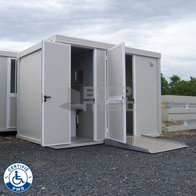 Bloc Sanitaire PMR neuf avec WC PMR, Lavabo PMR, WC standard et Lave-mains - gauche - portes ouvertes
