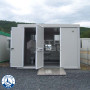 Bloc Sanitaire PMR neuf avec WC PMR, Lavabo PMR, WC standard et Lave-mains - face - portes ouvertes
