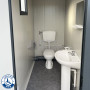 Bloc Sanitaire PMR neuf avec WC PMR, Lavabo PMR, WC standard et Lave-mains - intérieur