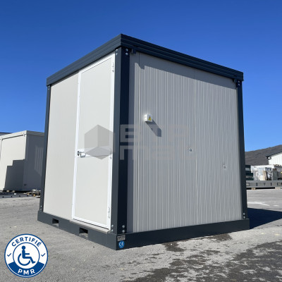 Bloc Sanitaire PMR neuf avec WC, Douche et Lavabo PMR - gauche - porte fermée